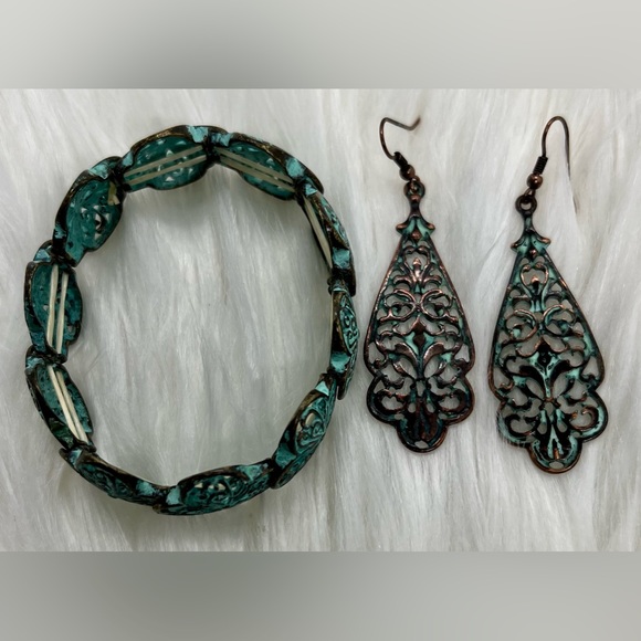 Patina finished earring and stretch bracelet set - Picture 2 of 3